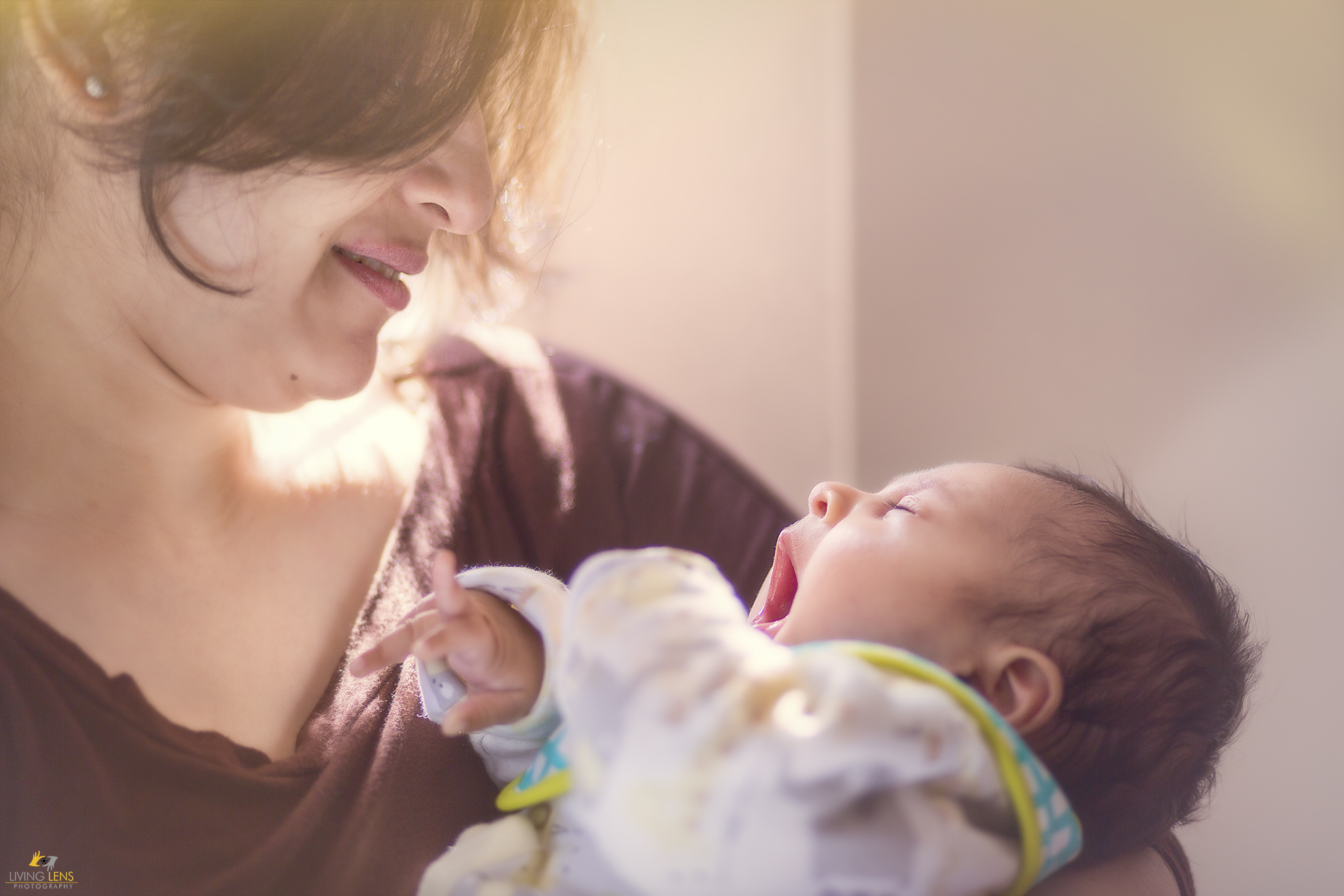 43A5676Yawning Baby Mom Love